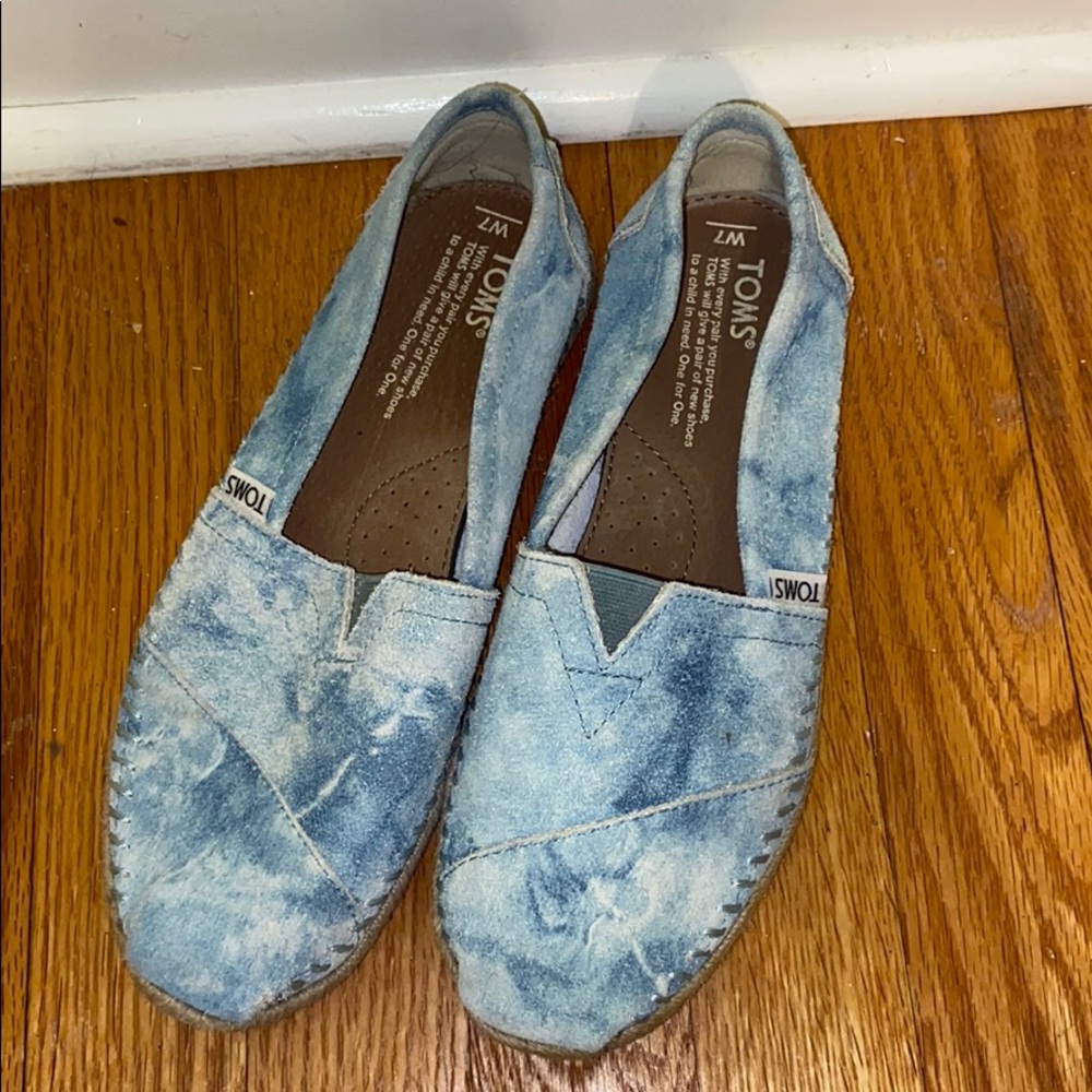 Tom’s tie died canvas slip ons